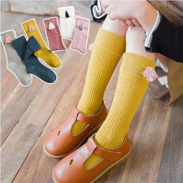 かわいいタッセル付き キッズハイソックス 黄色 女の子 靴下 ガールズ 子ども用 Hikari Socks インポート靴下専門店です