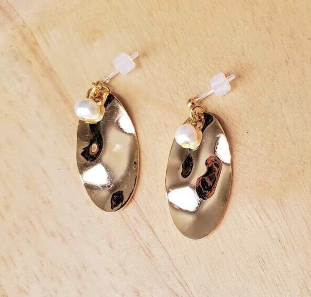 淡水パールと変形チャームピアス かばの雑貨屋さん