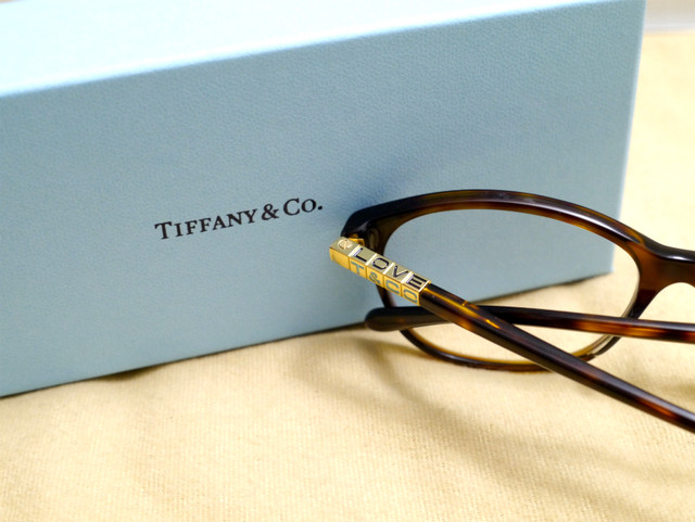 美品 Tiffany Co ティファニー べっ甲柄 Love T Co めがね 眼鏡 伊達メガネ 知的で上品なべっ甲柄に可愛らしいチャームがお洒落 Dearlive Tokyo ディアライブ東京