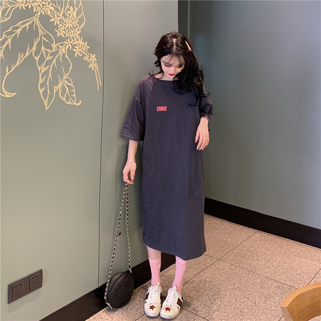 全2色 胸元 バックロゴtシャツワンピース ゆったり ミモレ丈 カジュアル リラックス ラフ ラウンドネック 春夏 お出かけ デート 女子会 デイリー 五分袖 無地 Arroser