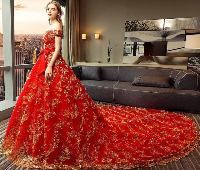 金糸 ウェディングドレス カラードレス 赤 お色直し 床に着くタイプとトレーンがあるタイプがあり プリンセスタイプ パニエ Cinderelladress