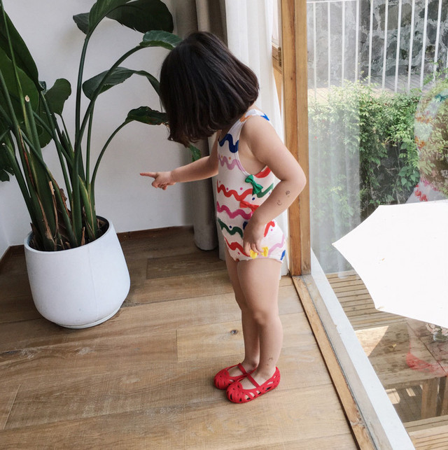 水着 子供 ワンピース キッズ 子供用 ガール ベビー 赤ちゃん 柄 ボーダー 個性的 スイムキャップ付 帽子 セット リボン 春夏 春 夏 新作 人気 おすすめ かわいい おしゃれ トレンド プール 海 プレゼント 贈り物 プレゼント 韓国 韓国子供服 70