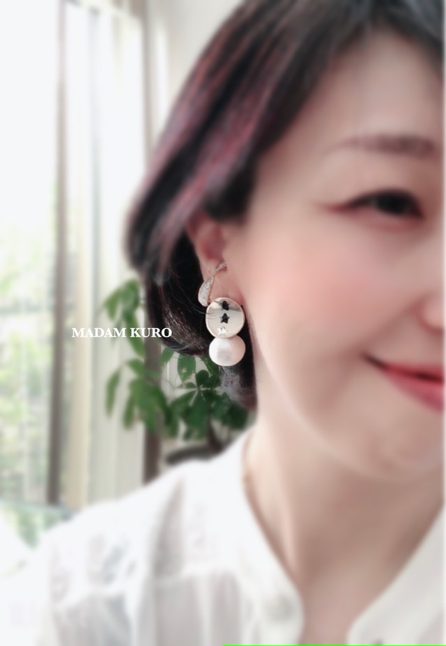 毎日つけたいプレートピアス イヤリング Madam Kuro