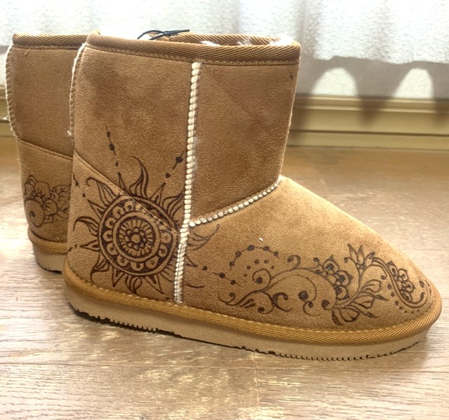 値下げしました 送料無料 ヘナタトゥーデザイン ムートンブーツ 月と太陽 23 5cm 宮古島思い出アート