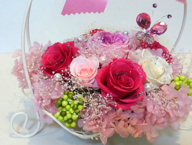 鮮やかなピンクのバラの花かごのアレンジメント プリザーブドフラワー ローズ 薔薇 結婚御祝い 結婚記念日 母の日 誕生日 プレゼント 幸せデリバリー リングピローなどの結婚式アイテム 手芸用品の通販