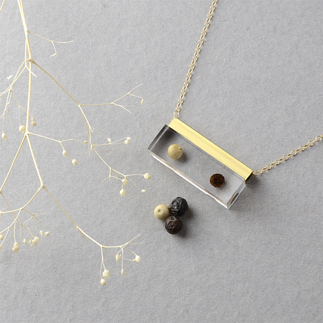 白黒ペッパーのネックレス14kgf 白胡椒 黒胡椒 クリア レジン 送料無料 Michicusa