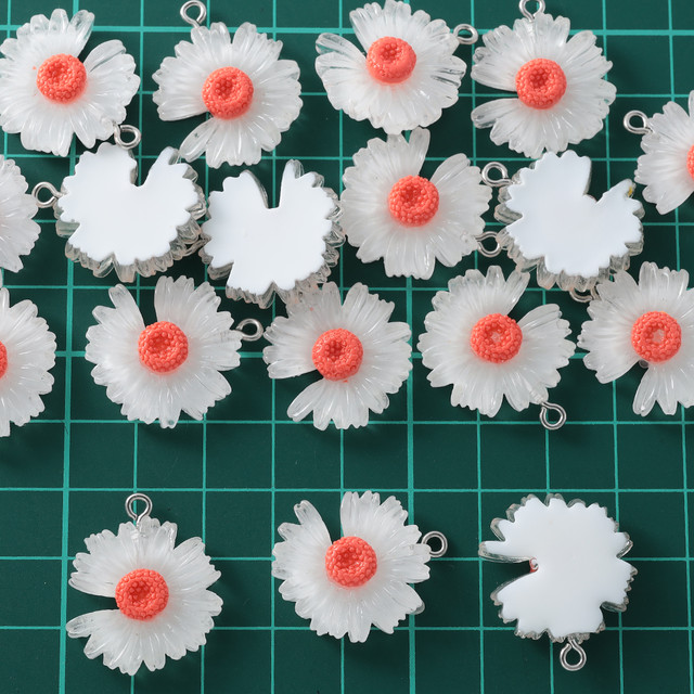 送料無料 チャーム フラワー 花びら表面半透明 カン付き 個 ホワイト ハンドメイドパーツ チャームパーツ 花 アクセサリーパーツ Ap1914 Soncunx