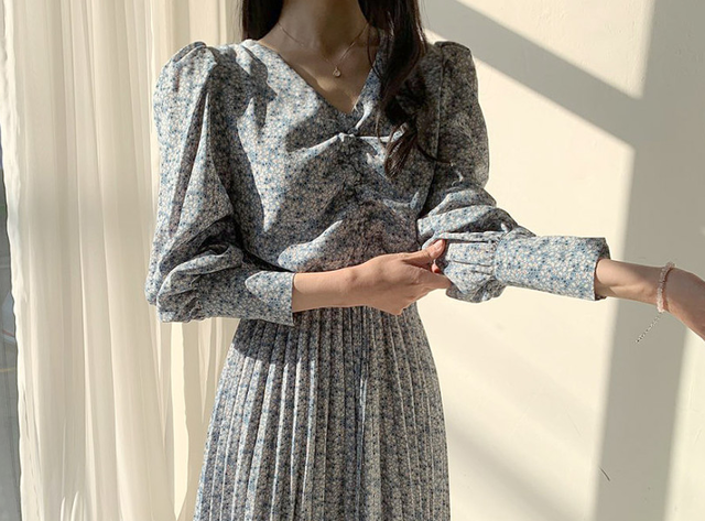 レトロ可愛い 小花柄 プリーツ ワンピース ワンピース レディース シフォン ミモレ丈 ロング スカート プリーツスカート Vネック 長袖 小花柄 ワンピ パフスリーブ プリーツ フレア エレガント キュート 大人可愛い シック 韓国ファッション 春 秋 代 30代 40代 送料