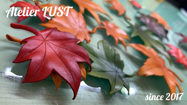 革で作る紅葉デザインのキーホルダー Lust