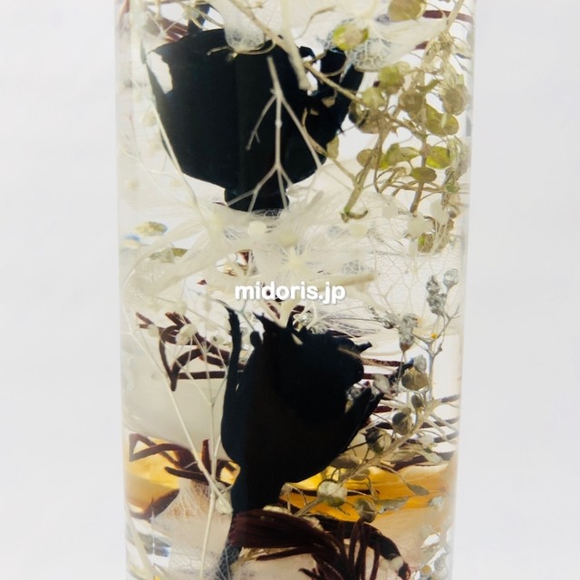 プリザーブドフラワーのハーバリウム ０８ 薔薇 ブラック オレンジスライス アジサイ 白 かすみ草 シルバー ハーバリウムとクラピアのミドリス Midoris
