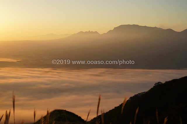 外輪山から見た日の出を迎える阿蘇の風景 Buyphoto