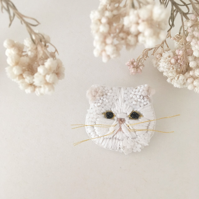 受注生産 プチサイズ ペチャ顔ネコ White Flower 刺繍ブローチ Cotoha