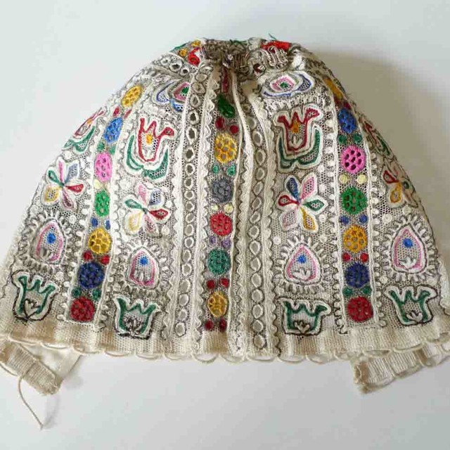 見とれてしまう美しい刺繍の チェコ民族衣装の帽子 Rukopis Praha ルコピス プラハ チェコ発のセレクトショップ