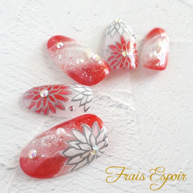 赤の天然石風 和柄のフラワーネイル 成人式 成人式ネイル 和 和装 和柄 ブライダル ネイルチップ Fraisespoir