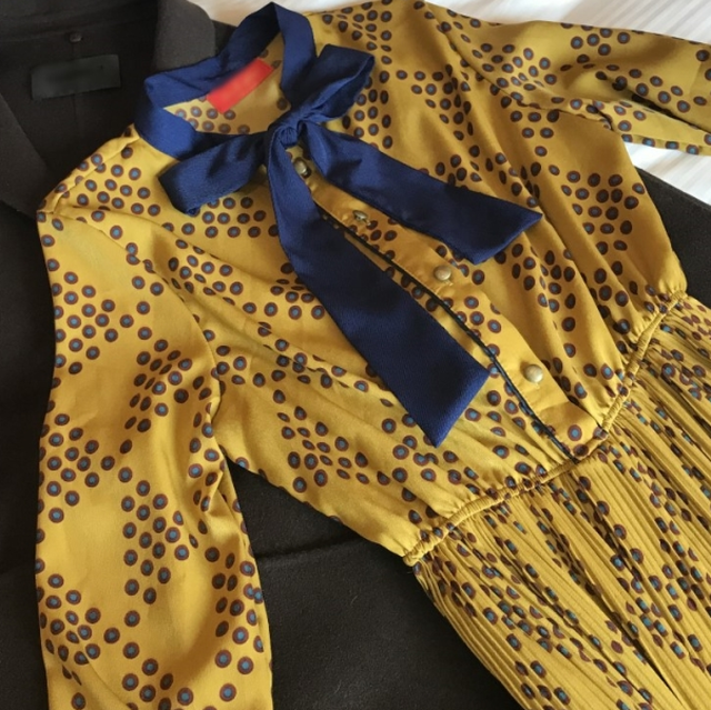 リボンタイ レトロ クラシカル ワンピース パターン柄 シャツワンピース プリーツワンピース マスタード イエロー ミディ丈 ミモレ丈 1598 Sayurio レディースアパレル ファッション プチプラ アラサー アラフォー