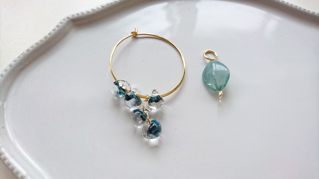 ティアドロップビーズとヴィンテージビーズのアシンメトリーピアス ブルー グリーン Sumire