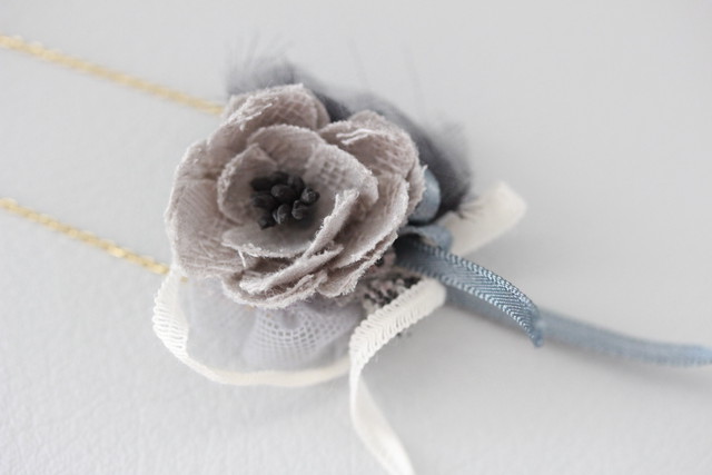 アンティークと小花のネックレス 人気 グレー系 布花 リボン レース アンティークチュール ペンダント Shiny Nana