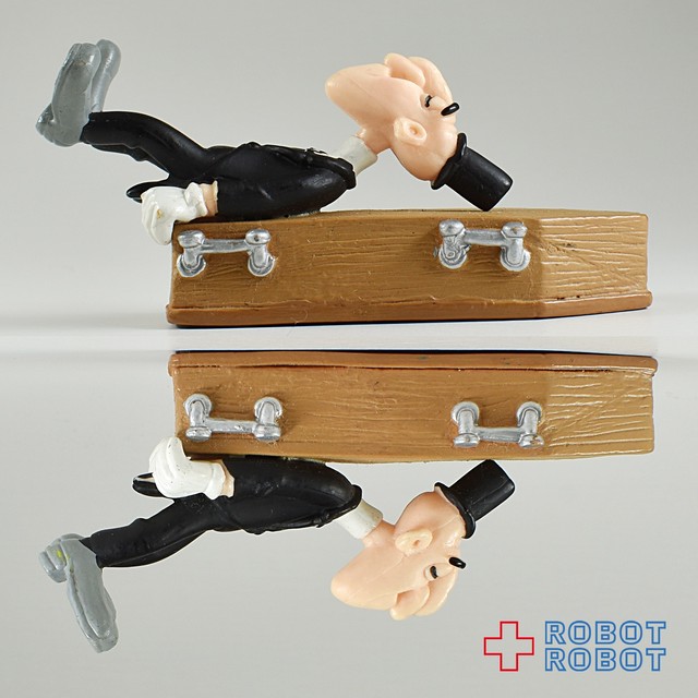 ラッキールーク 葬儀屋マシアスボーンズ 棺桶背負い Pvcフィギュア Robotrobot