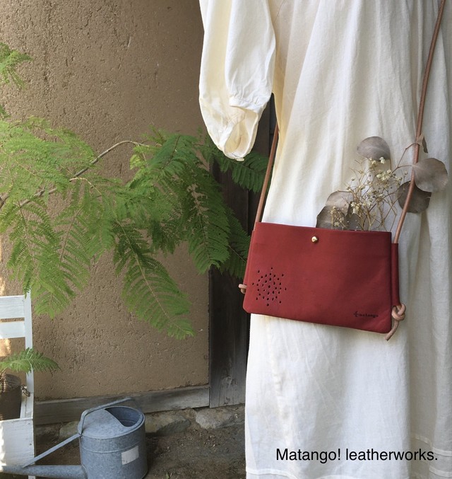 着信音が聞こえやすい スマホポシェット 音楽好き ボルドー 本革 シンプル 真鍮 ギボシ コンパクト 軽量 ラジオライフ 音が聞こえやすい 当社比 Matango Leatherworks