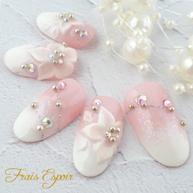 ピンクのブライダルネイル ブライダル ネイルチップ フラワー Fraisespoir