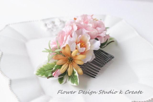 ピンクの薔薇とローズマリーのコーム 結婚式 浴衣 ピンク バラ オレンジ 髪飾り バラ Flower Design Studio K Create