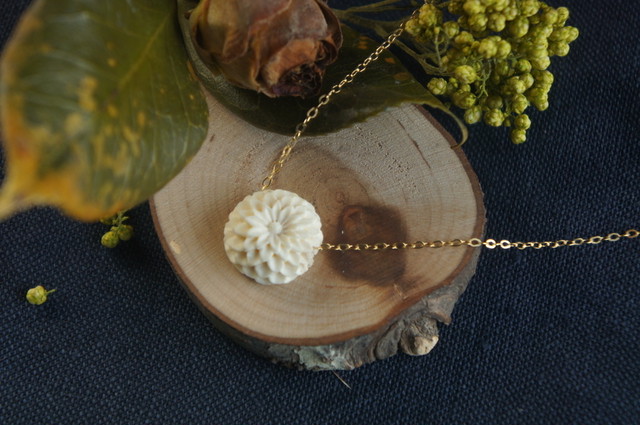 B 菊の花のシリーズ 薫 花弁12列 ネックレス Deer Bone Hai B 菊の花のシリーズ 薫 花弁12列 ネックレス Deer Bone Hai