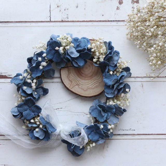 花冠ラスティックかすみ草 オフホワイト デニムアジサイ ウォッシュブルー 一目惚れする花冠 リースブーケ のお店 マーメイドローズ Mermaidrose