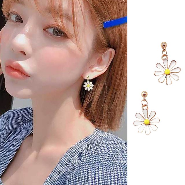 ☆数量限定再入荷☆【花飾りのような華やかさ】ラインストーン・春夏フラワーモチーフ ピアス