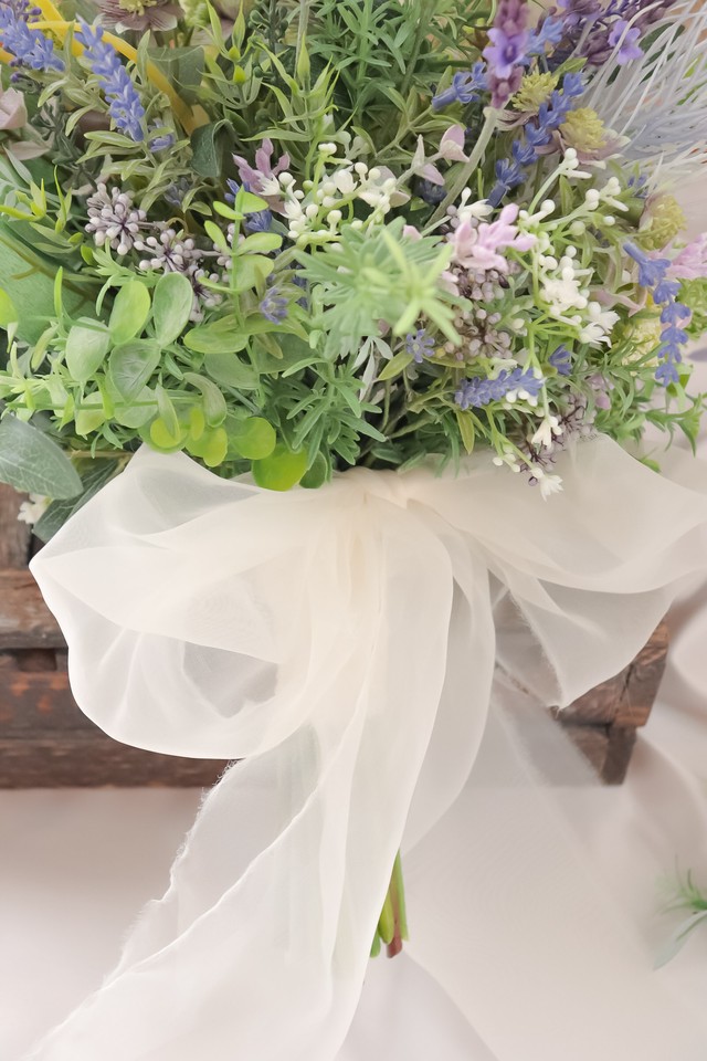 送料無料 2wayカラー グリーンとラベンダーの ナチュラルクラッチブーケ 造花ブーケ 花束 結婚式 プロテアブーケ シフォンふわふわリボン ウェディングブーケ Flurparet Bouquet
