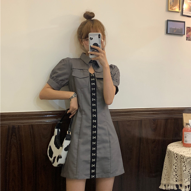 半袖ワンピースに胸元のひし形開きからの縦ラインのオシャレ服 Rurv