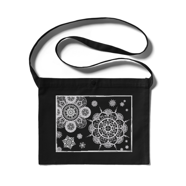 開運 龍体文字 曼荼羅アート 龍華シリーズ サコッシュ ブラック 龍体文字 曼荼羅 筆文字のお店 Pond Field House ポンド フィールド ハウス