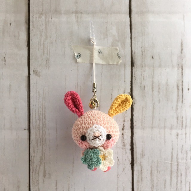 受注生産 小さなお花２つパッションピンク色 濃黄色淡ピンク色うさぎさん 鈴付きイヤホンジャックストラップ 動物編みぐるみ Kaki Amigurumi