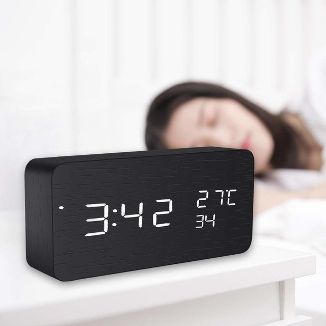 目覚まし時計 大音量 置き時計 Ninonly デジタルアラームクロック 卓上時計 音声感知 デジタル時計 木目調デザイン ベッドサイドクロック 室温表示 レンダー 3段階の明るさ調節 設定記憶 省エネ機能 Us電源 プレゼントにもおすすめ 目覚まし時計図鑑