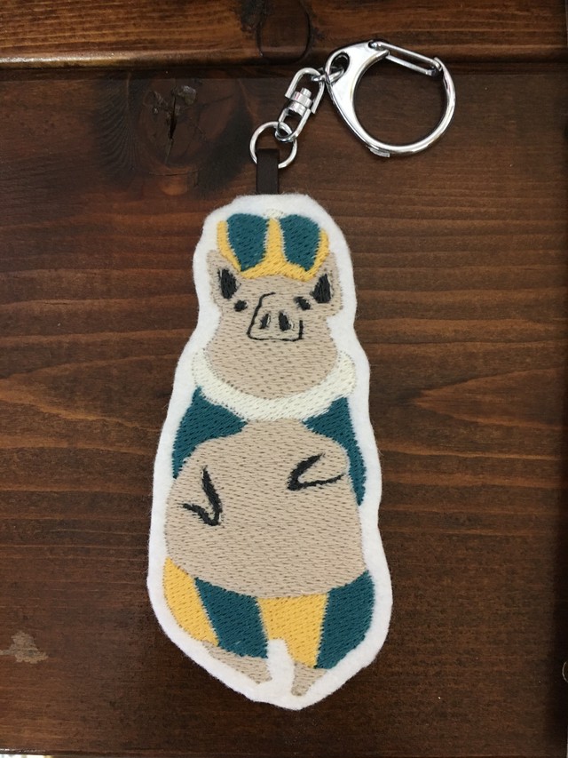 刺繍キーホルダー ブタ 本は人生のおやつです