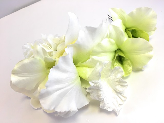 和洋どちらにも使える白カトレアの髪飾り フラダンス デンファレ2輪付き フラワーハーモニー