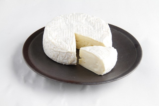 チーズ そのまま カマンベール カマンベールチーズの『皮』は食べる？食べない？知っておきたいマナーと食べ方