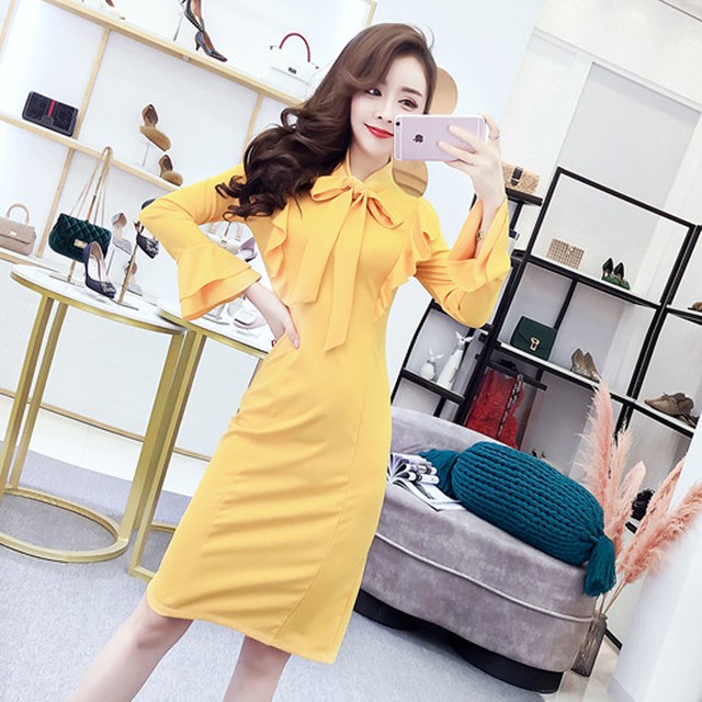フリル タイトワンピース 長袖 ひざ丈 リボンタイ ベルスリーブ トレンド 流行 レディース ファッション 女子 エレガント 上品 フェミニン 代 30代 40代 50代 おでかけ 女子会 お食事会 二次会 春夏 レッド イエロー ブラック 赤 黄色 黒 A660 La Vie