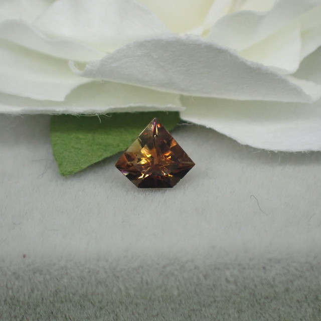 つむカット 多色性の王様 アンダリューサイト 0 419ct 宝石ルース販売 ジュエリー加工 宝石つむり