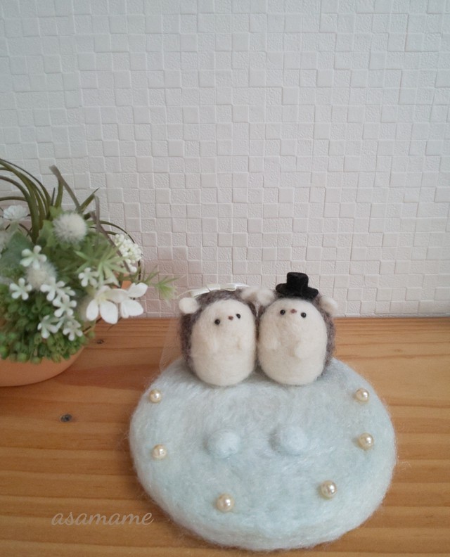 つぶらな瞳の臆病なハリネズミカップル リングピロー ライトブルー土台 羊毛フェルト Asamamet1