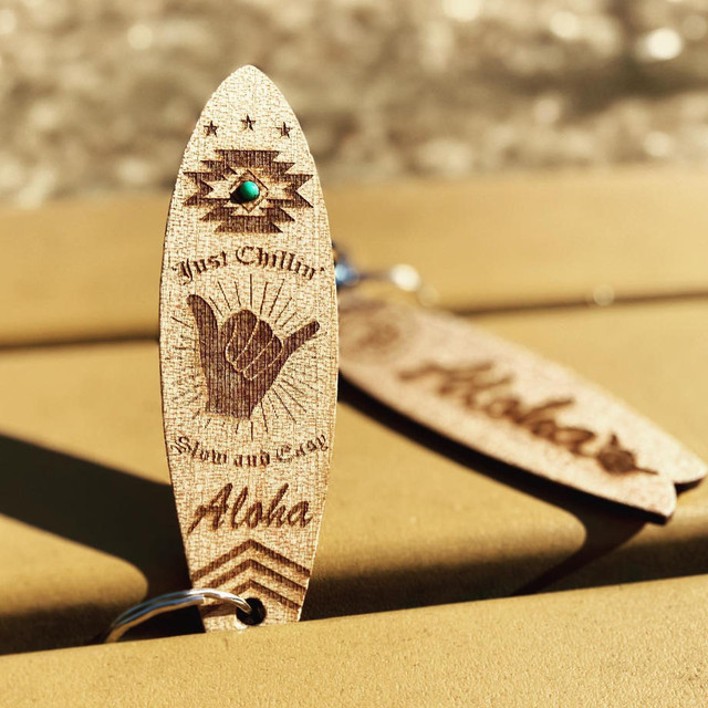 無料名入れ サーフボード型 Squash Tail Chillin Shaka ハンドメイド ウッドキーホルダー Hawaii Style Club