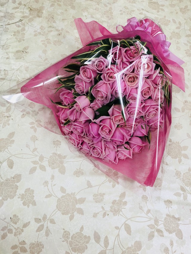 幸せいっぱい記念日に薔薇の花束５０本 Npo法人花プロダクション