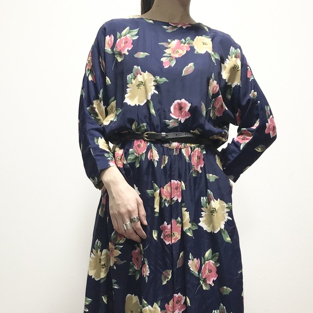 Used ドルマンスリーブ 大花柄 レーヨン ワンピース ネイビー Racey