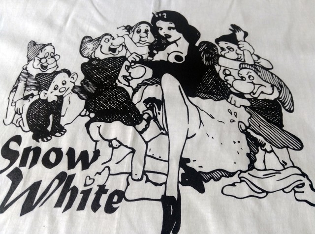 7人のエロ小人 半袖白色 Tシャツ 選べる5サイズ S M L Xl Xxl 送料無料 ネコのコネ