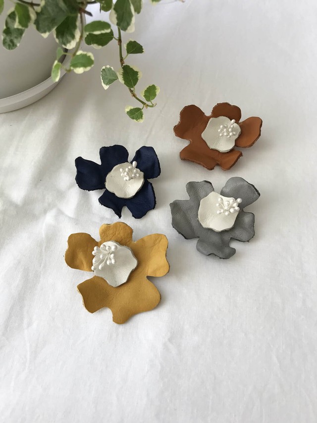 革ブローチ お花 ハンドメイド雑貨 Robanoko Works ロバノコワークス