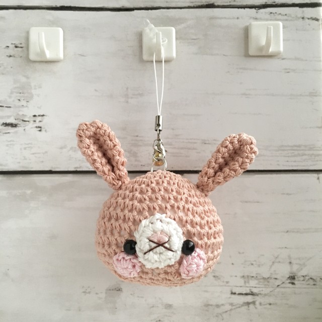 受注生産 ピーチピンク色うさぎお顔 大 鈴付きイヤホンジャックストラップ 動物編みぐるみ Kaki Amigurumi