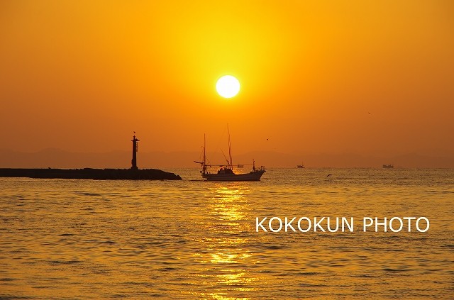 有明海の朝の風景 漁船と朝日 Kokokunphoto