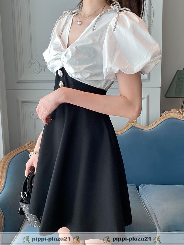 胸元切り替えワンピース ハイウエスト マイクロミニ丈 半袖 パフスリーブ ウエストマーク 飾りボタン リボン紐 深めvネック ねじり ギャザー フレア バイカラー ガーリー フェミニン おしゃれ お出かけ デート パーティー 年 夏 Y0672 Pippi Plaza21