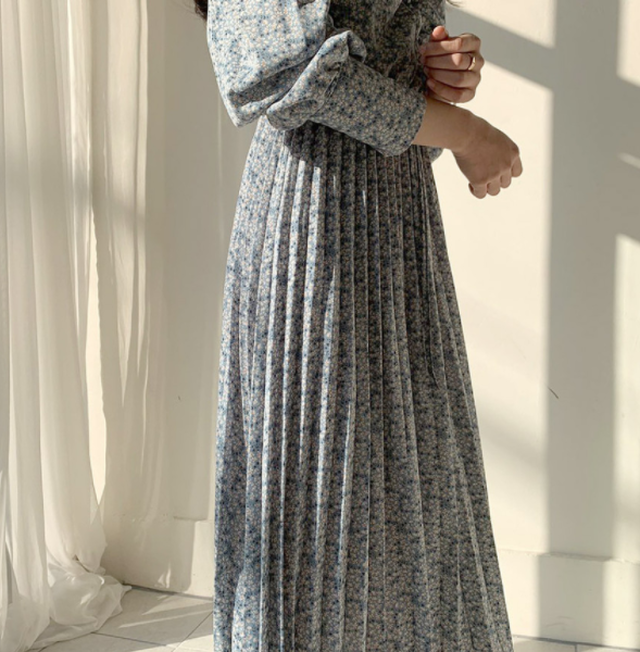 レトロ可愛い 小花柄 プリーツ ワンピース ワンピース レディース シフォン ミモレ丈 ロング スカート プリーツスカート Vネック 長袖 小花柄 ワンピ パフスリーブ プリーツ フレア エレガント キュート 大人可愛い シック 韓国ファッション 春 秋 代 30代 40代 送料