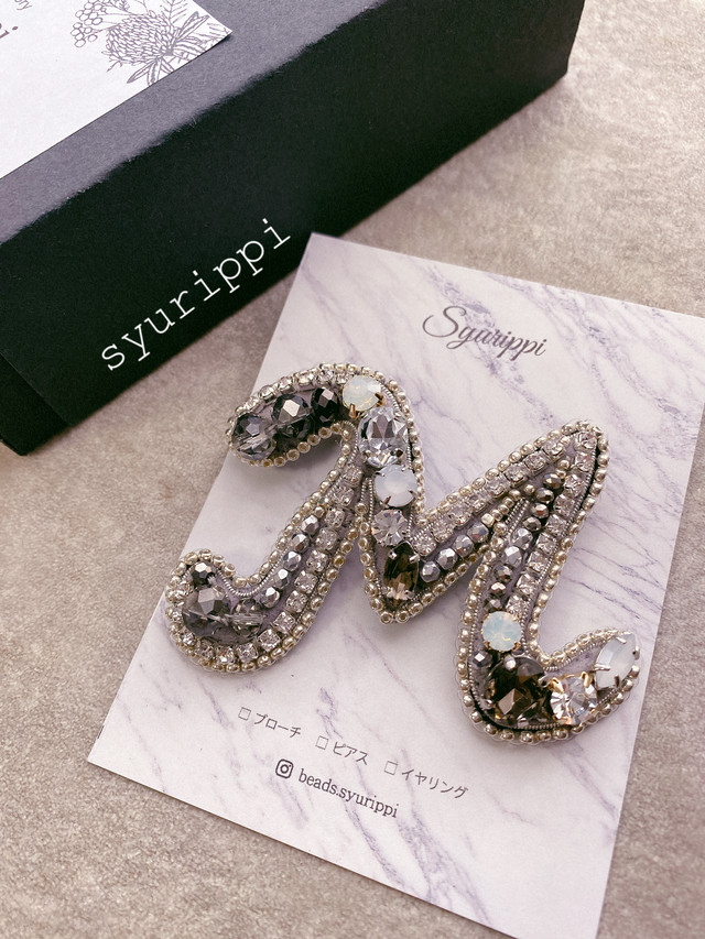 イニシャルのビーズ刺繍ブローチ M Syurippi