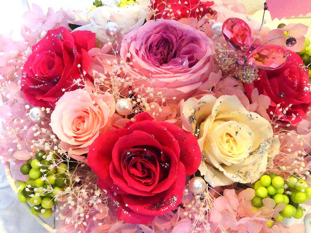 鮮やかなピンクのバラの花かごのアレンジメント プリザーブドフラワー ローズ 薔薇 結婚御祝い 結婚記念日 母の日 誕生日 プレゼント 幸せデリバリー リングピローなどの結婚式アイテム 手芸用品の通販